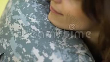 拥抱军人丈夫、空军军人上班的女人，夫妻